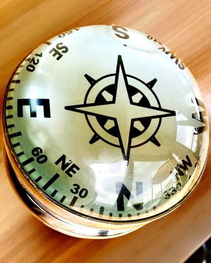 Bailey Compass Clock - Tyylikäs Kompassiteemalla Varustettu Kello, Jossa On Mahdollisuus Kaiverrukseen