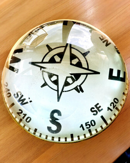 Bailey Compass Clock - Tyylikäs Kompassiteemalla Varustettu Kello, Jossa On Mahdollisuus Kaiverrukseen